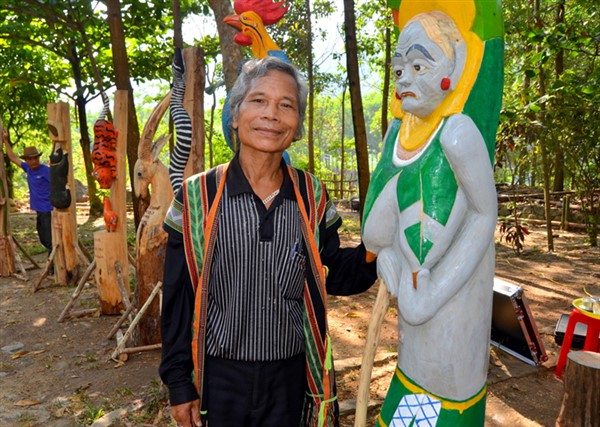 Quảng Nam: Nghệ nhân điêu khắc tượng gỗ Cơ Tu trên dãy Trường Sơn
