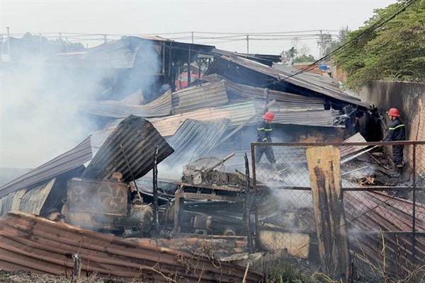 Xưởng gỗ ven Sài Gòn cháy rụi sau khi “bà hỏa” ghé thăm