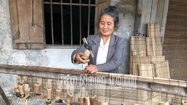Nam Định: ''Lách cách'' nghề đan mành mành ở Điền Xá