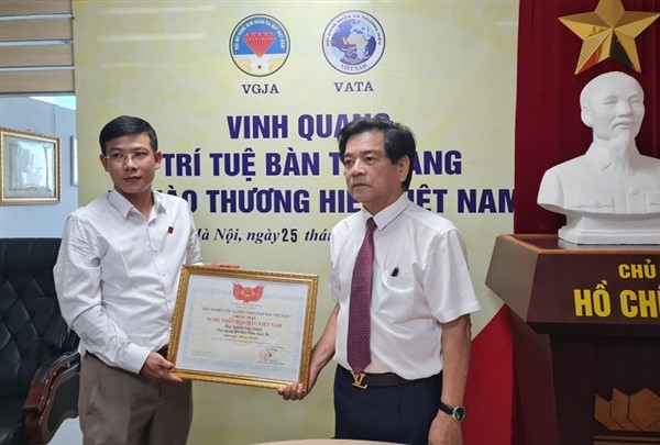 Trao chứng nhận Nghệ nhân Đạo Mẫu cho Đồng thầy Nguyễn Văn Thành 